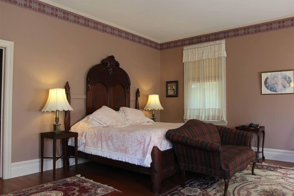 Corners Mansion Inn - A Bed And Breakfast Виксбург Номер фото